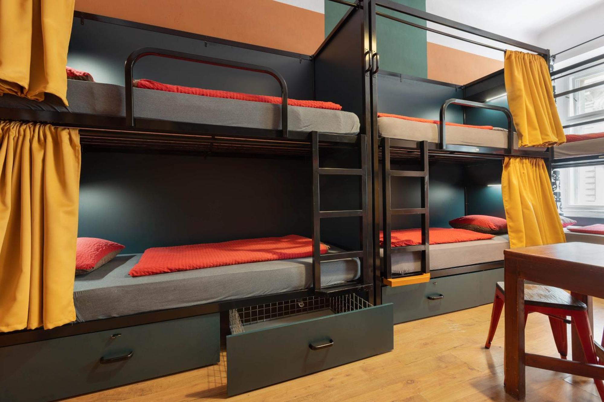Hostel Elf Прага Екстериор снимка